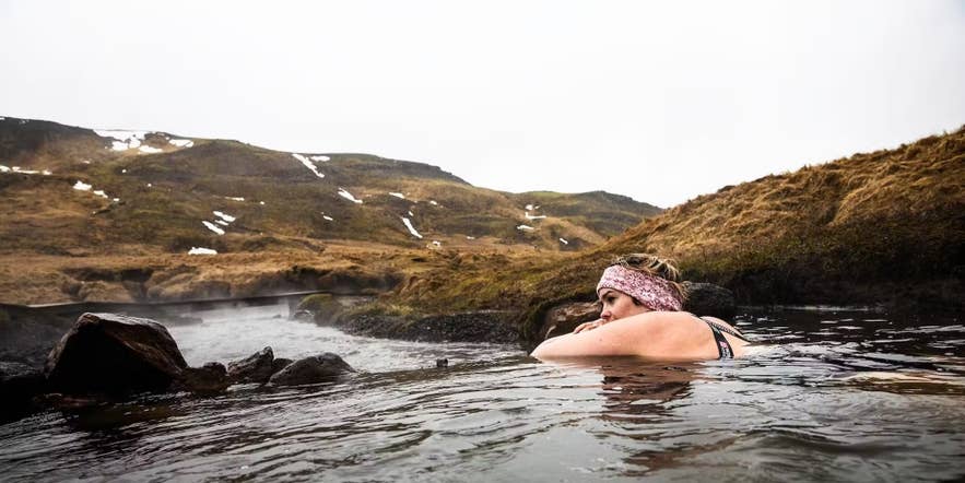 Baden in de warme rivier van Reykjadalur is een groot genoegen.