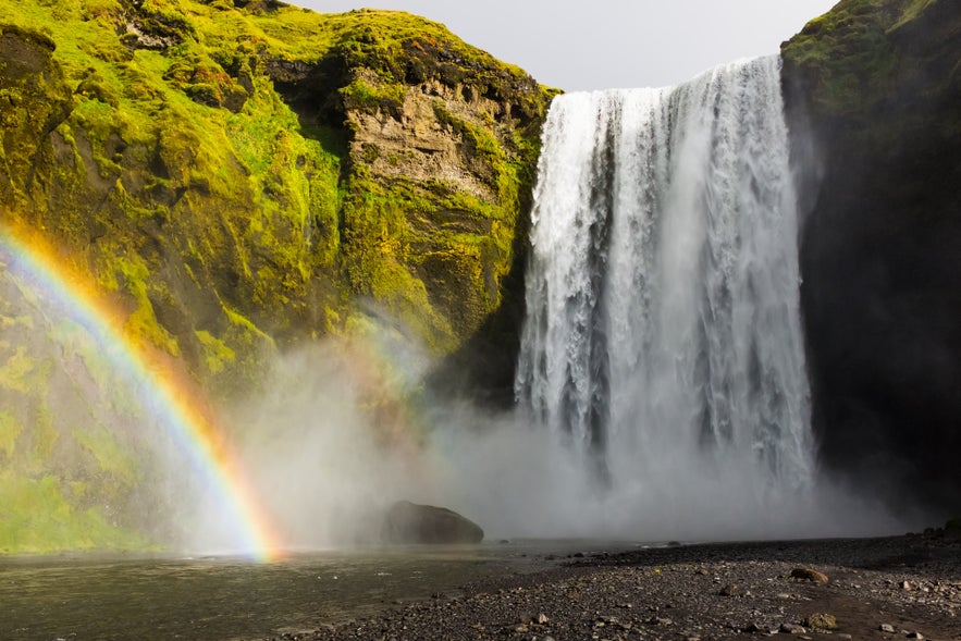 Under soliga dagar kan du se en regnbåge framför vattenfallet Skogafoss. Under soliga dagar kan du se en regnbåge framför vattenfallet Skogafoss.