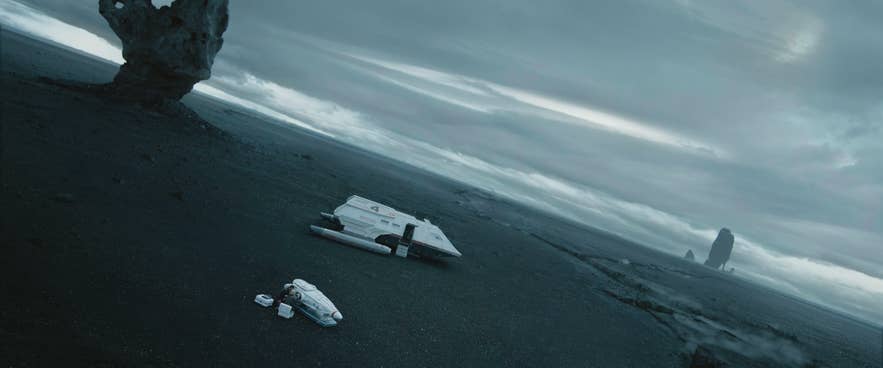Disinnescare un siluro sulla spiaggia di Reynisfjara nel film Star Trek: Into Darkness