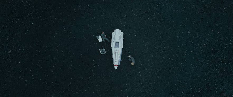 นักวิทยาศาสตร์สองคนในภาพยนตร์เรื่อง Star Trek: Into Darkness ถ่ายทำในประเทศไอซ์แลนด์
