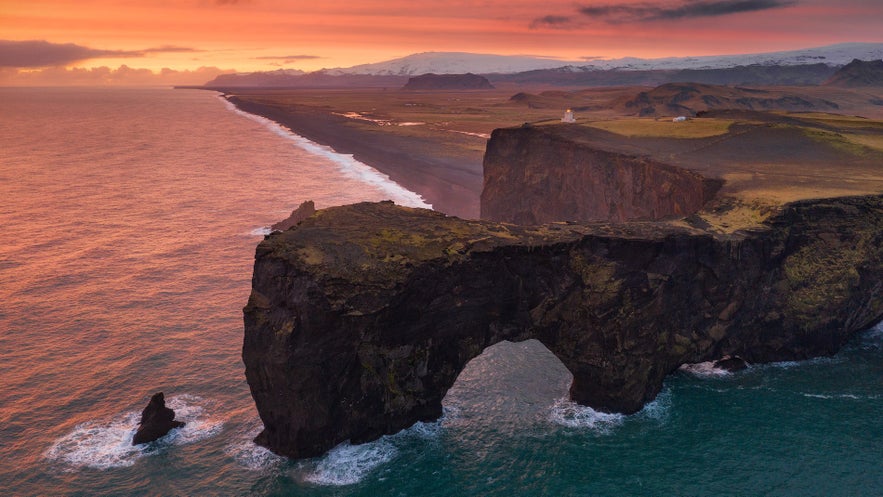 La vue du coucher de soleil depuis Dyrholaey, l'une des meilleures attractions d'Islande
