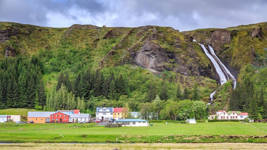 De waterval Systrafoss is een van de eerste dingen die je ziet in Kirkjubaejarklaustur