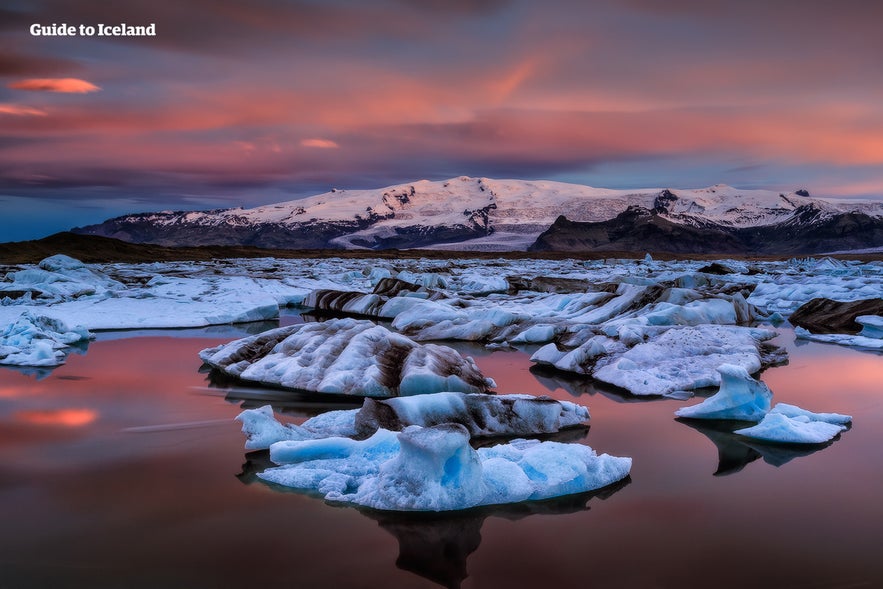 De gletsjerlagune Jokulsarlon is tijdens zonsondergang bijzonder mooi