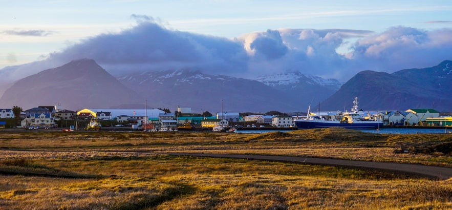 Die Stadt Höfn ist ein guter Zwischenstopp auf deiner Reise