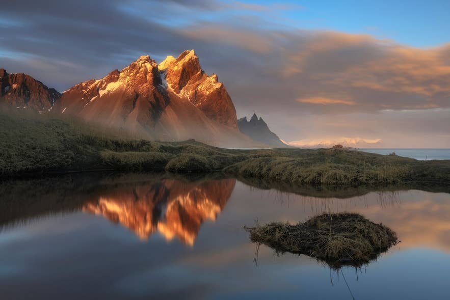 Vestrahorn berg in Oost-IJsland bij zonsondergang