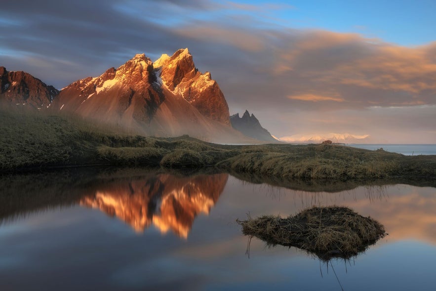 La montaña Vestrahorn en el Este de Islandia al atardecer.