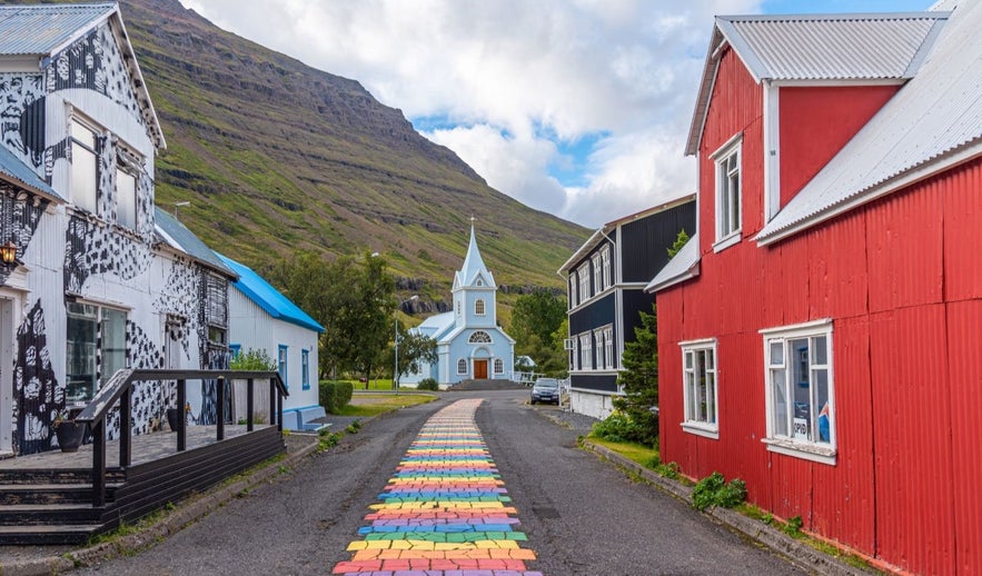 Seydisfjördur ist bekannt für seine Regenbogenstraße und die blaue Kirche