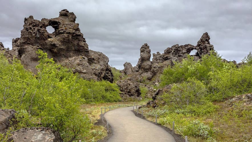Het landschap bij Dimmuborgir is buitenaards