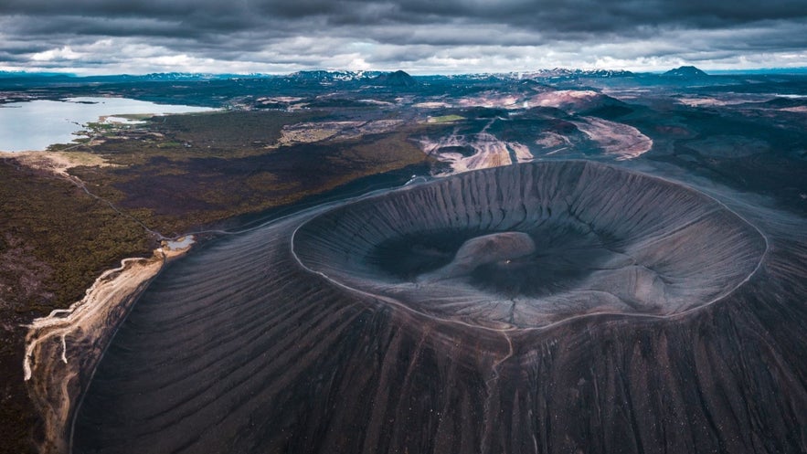 Ascender el volcán Hverfell en una ruta de senderismo te brindará unas preciosas vistas.