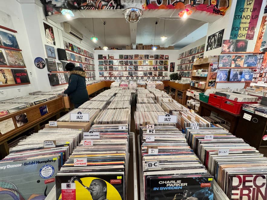 ร้าน Lucky Records ในเรคยาวิก เต็มไปด้วยแผ่นเสียงไวนิล โปสเตอร์ และของที่ระลึกเกี่ยวกับดนตรี