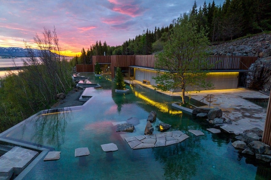 Designen av Forest Lagoon smälter samman med den omgivande naturen.