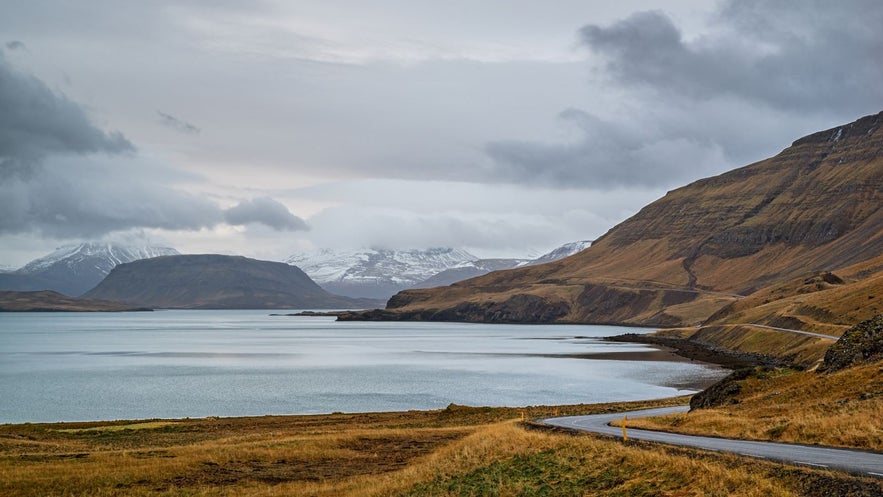 Bilturen längs fjorden Hvalfjordur är vacker. Bilturen längs fjorden Hvalfjordur är vacker.