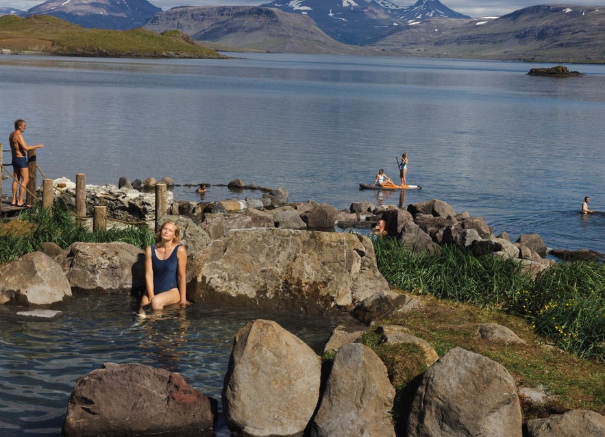 Du kan bada i naturen vid Hvammsvik Hot Springs på Island. Du kan bada i naturen vid Hvammsvik Hot Springs på Island.