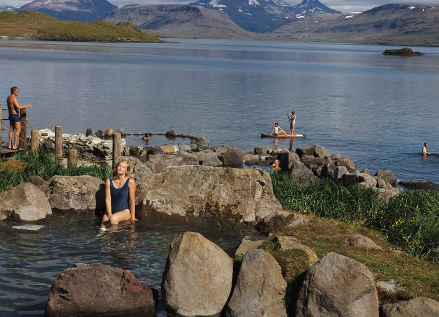 U kunt baden in de natuur bij de Hvammsvik Hot Springs in IJsland
