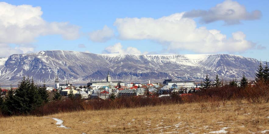 Der Berg Esjan ist eine ikonische Sehenswürdigkeit in Reykjavik Der Berg Esjan ist eine ikonische Sehenswürdigkeit in Reykjavik