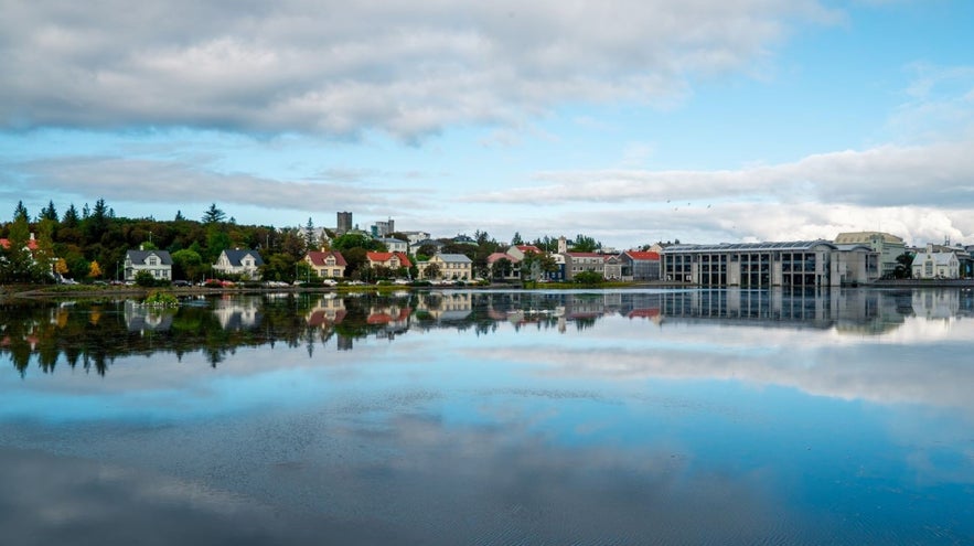 Der Tjörnin-Teich ist eine der schönsten Attraktionen in Reykjavik in Island