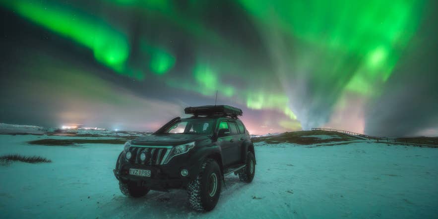 Noorderlicht boven de Gunnuhver heetwaterbron op het schiereiland Reykjanes in IJsland