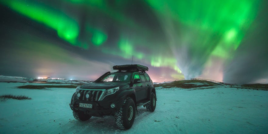 Zorza polarna nad gorącym źródłem Gunnuhver na półwyspie Reykjanes na Islandii.