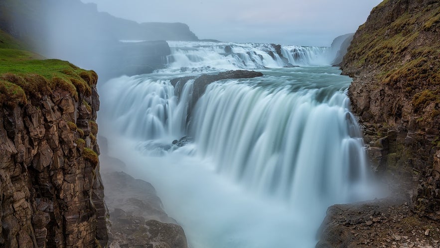 La cascada Gullfoss es un emblemático sitio de interés en Islandia.