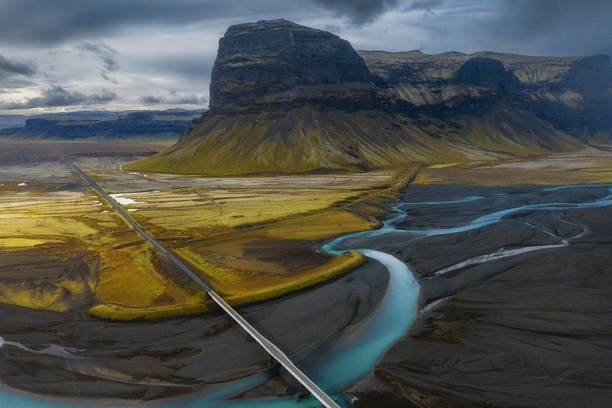 Du får se magnifika landskap från Ringvägen, som berget Lomagnupur. Du får se magnifika landskap från Ringvägen, som berget Lomagnupur.