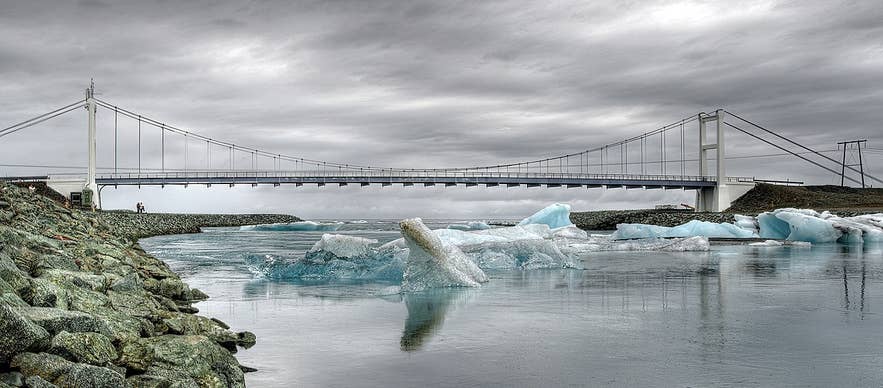 Auf der Ringstraße musst du große Brücken überqueren, wie die bei Jökulsarlon Auf der Ringstraße musst du große Brücken überqueren, wie die bei Jökulsarlon