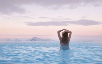 Un visitante disfruta de un baño caliente en los Baños Naturales de Myvatn.