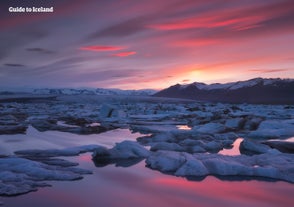 Jokulsarlon gletsjerlagune in Zuidoost-IJsland ziet er bij zonsondergang buitenaards uit.
