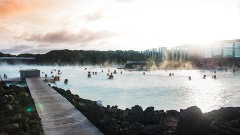 Plongez dans les eaux azurées apaisantes du Blue Lagoon, entouré d'une beauté volcanique.