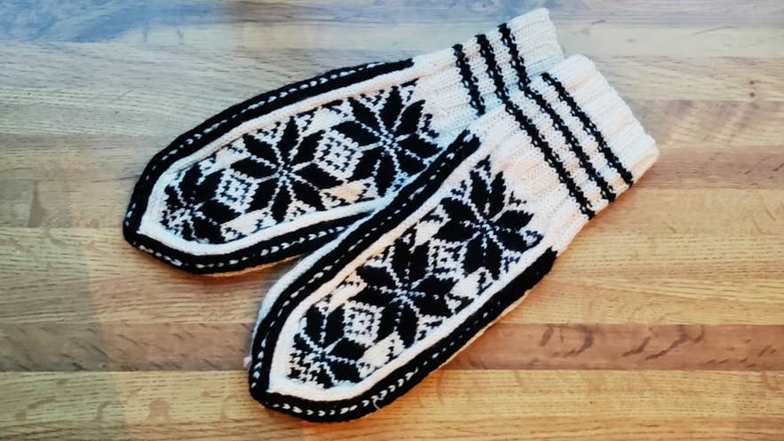 Tradisjonelle islandske votter har ofte rose-motiv med åtte kronblader. Tradisjonelle islandske votter har ofte rose-motiv med åtte kronblader.