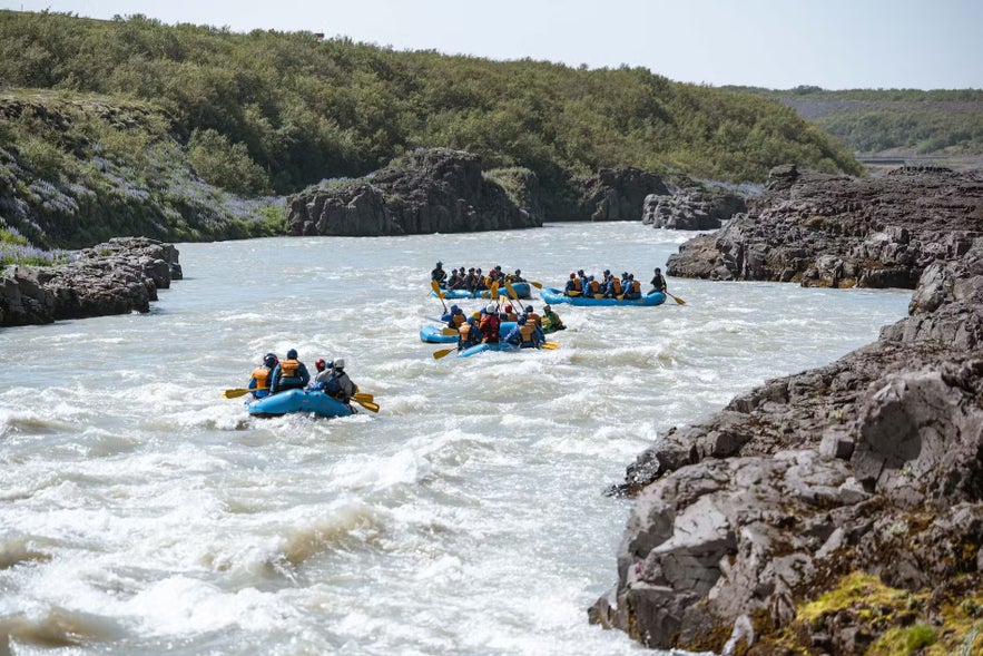 Rafting rzeczny na Islandii jest popularną opcją wycieczki latem.