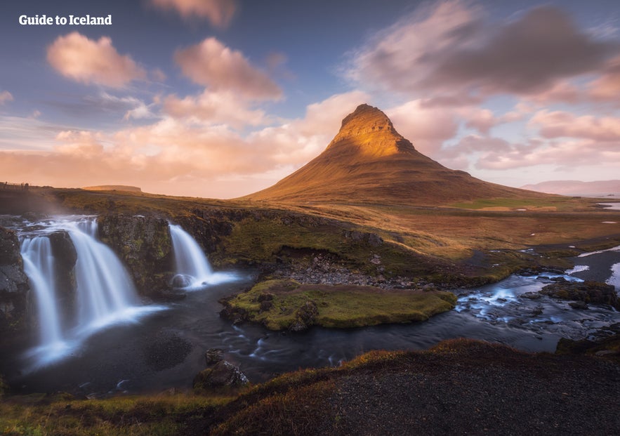 Kirkjufell-bjerget Kirkjufellsfoss-vandfaldet på Snæfellsnes-halvøen er blandt dens berømte attraktioner.