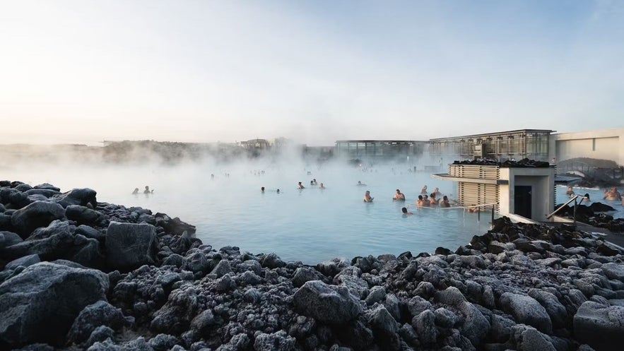 De Blue Lagoon is de populairste bestemming voor excursies naar warme bronnen in IJsland