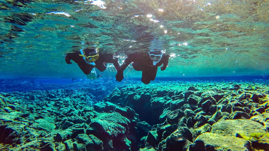 Snorkelen in Silfra op de Golden Circle is een ijskoude maar spannende tocht