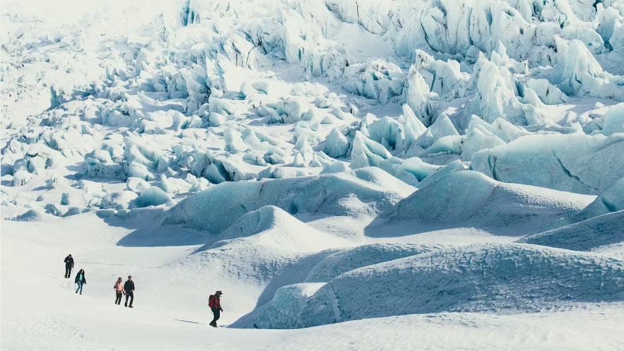 Glacier hiking is one of the mการเดินป่าธารน้ำแข็งเป็นหนึ่งในกิจกรรมที่ได้รับความนิยมมากที่สุดในไอซ์แลนด์ใต้