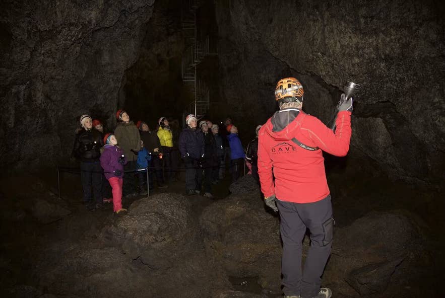 专业导游将陪同您探索瓦汀舍利尔火山熔岩洞穴