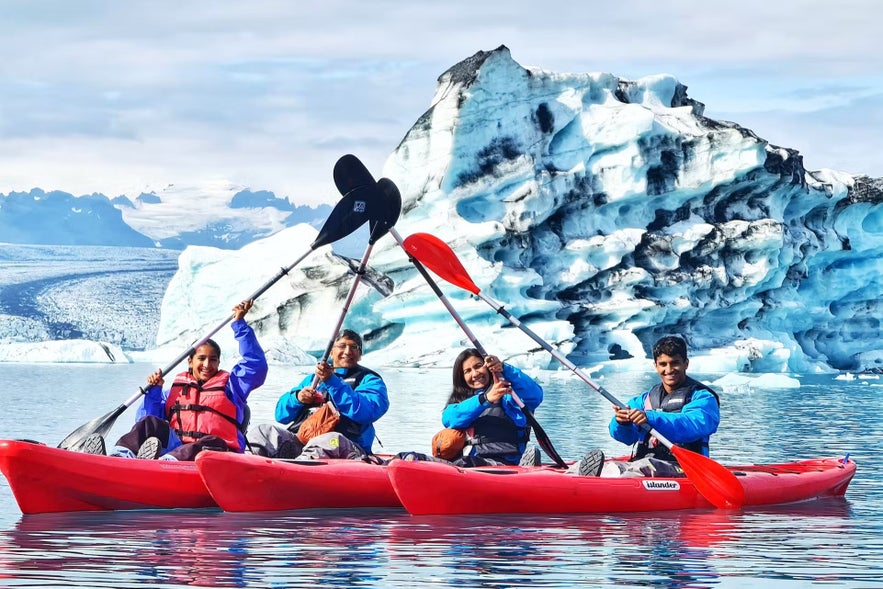 Kayaksejlads på Jökulsarlon bringer dig tæt på isbjergene