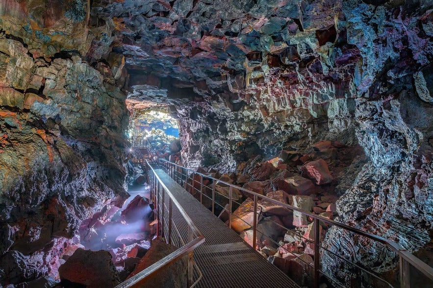 Il tunnel di lava Raufarholshellir è facilmante accessibile