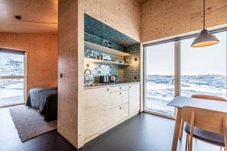 Nyt både natur og moderne komfort – kjøkkenkrok med alt du trenger.