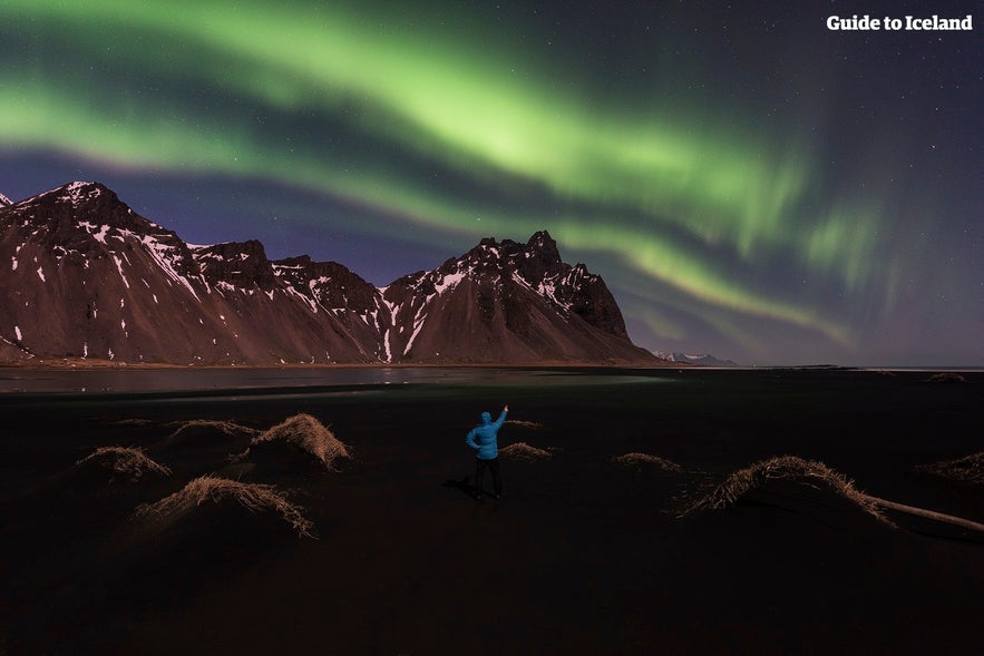 Het noorderlicht boven de Vestrahorn in Oost-IJsland