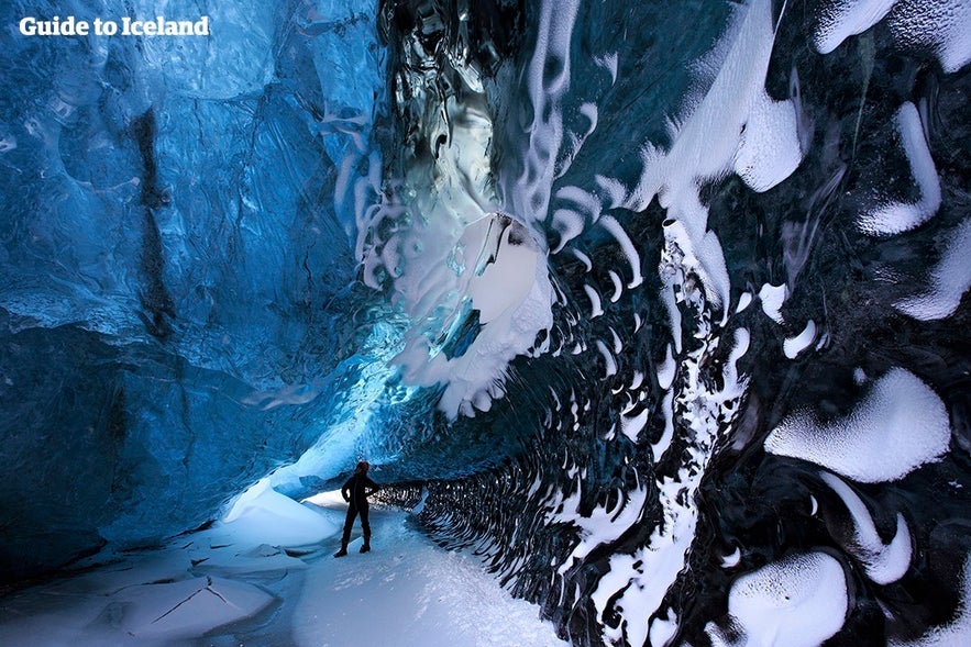 All'interno di una grotta di ghiaccio nel sudest dell'Islanda, durante un tour accessibile solo in inverno.