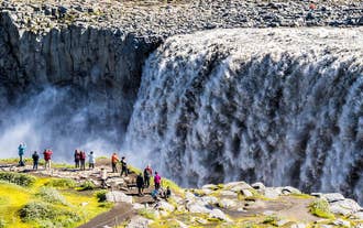 Gli ospiti ammirano la potente cascata di Dettifoss.
