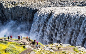 Goście podziwiają potężny wodospad Dettifoss.