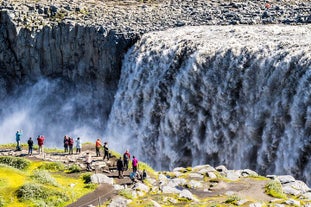 Les visiteurs s'émerveillent devant la puissante chute d'eau de Dettifoss.