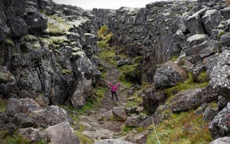 Explorer la gorge d'Almannagja à Thingvellir est une expérience ludique.