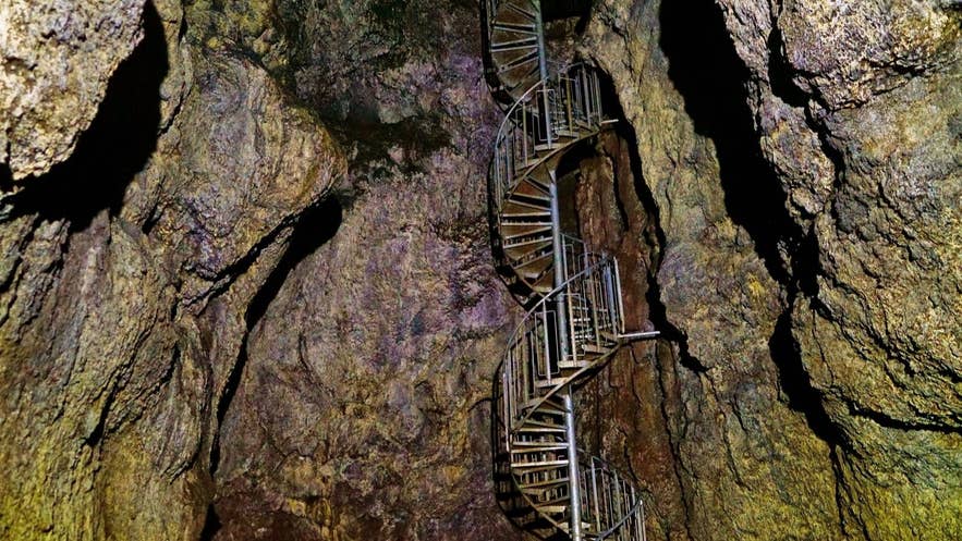 Escalier en colimaçon à l’intérieur de la grotte de Vatnshellir à Snæfellsnes, en Islande, montrant la descente vers les anciennes formations volcaniques du tube de lave. Escalier en colimaçon à l’intérieur de la grotte de Vatnshellir à Snæfellsnes, en Islande, montrant la descente vers les anciennes formations volcaniques du tube de lave.