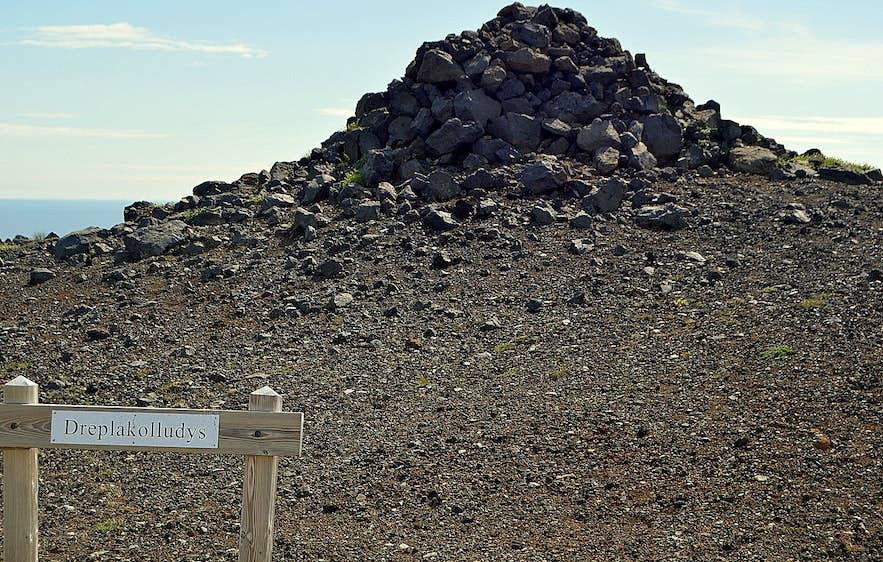 Le cairn de Dreplakolludys sur la péninsule de Snæfellsnes, dans l’ouest de l’Islande, marque le lieu d’inhumation du premier tueur en série islandais, dans un paysage volcanique rocheux. Le cairn de Dreplakolludys sur la péninsule de Snæfellsnes, dans l’ouest de l’Islande, marque le lieu d’inhumation du premier tueur en série islandais, dans un paysage volcanique rocheux.