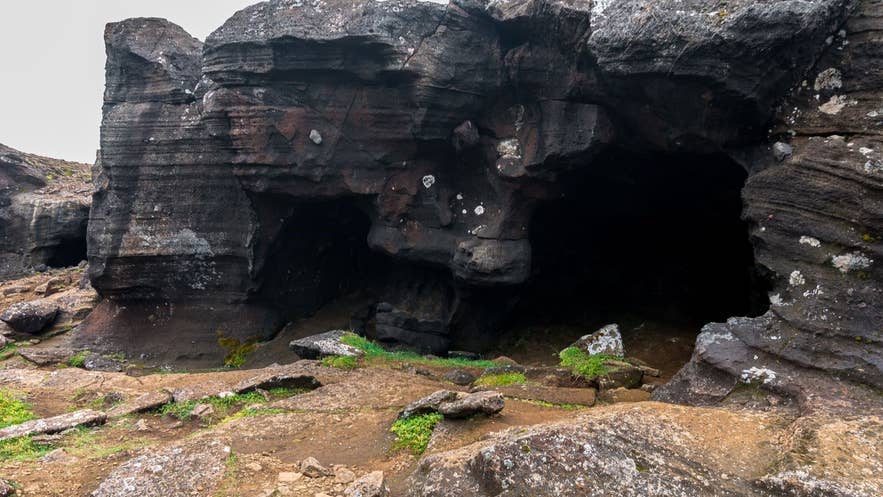 La grotte de Sönghellir sur la péninsule de Snæfellsnes, dans l’ouest de l’Islande, une grotte de lave historique réputée pour son acoustique, ses légendes et ses inscriptions anciennes sur les parois. La grotte de Sönghellir sur la péninsule de Snæfellsnes, dans l’ouest de l’Islande, une grotte de lave historique réputée pour son acoustique, ses légendes et ses inscriptions anciennes sur les parois.