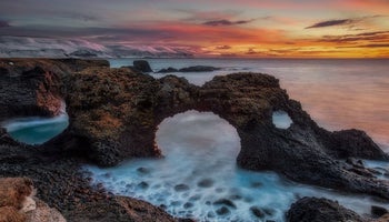 Piękna geologia wybrzeża definiuje półwysep Snaefellsnes.