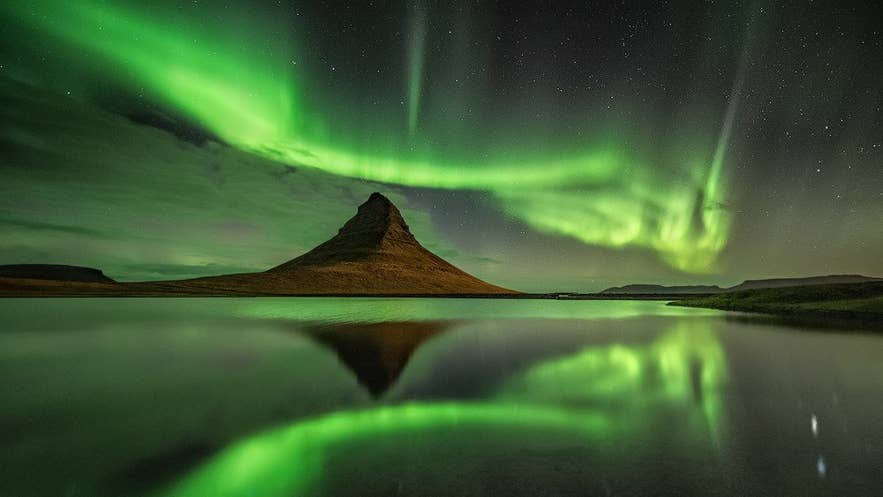 Der Kirkjufell ist einer der schönsten Orte, um Nordlichter in Island zu fotografieren.