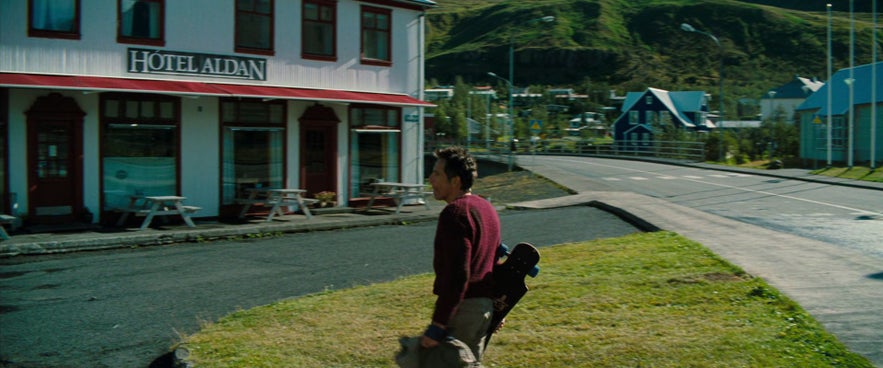 Walter Mitty มาถึงสติกกิชโฮลมูร์ ซึ่งจริงๆ แล้วคือเซย์ดิสฟยอร์ดูร์ในประเทศไอซ์แลนด์